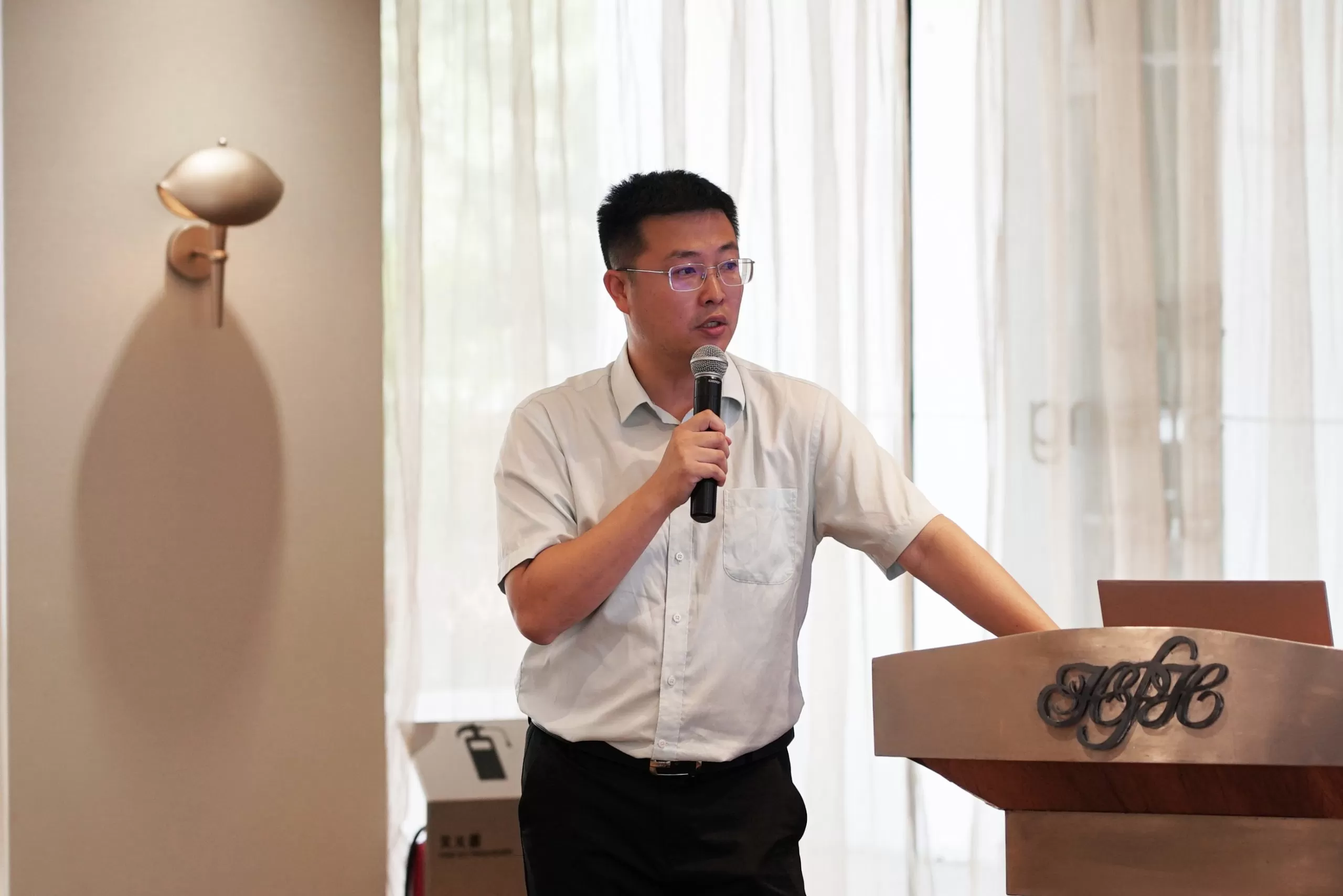 碳汲科技总经理、双碳高级咨询顾问刘冰发表了题为《最新低碳环保政策解读及碳市场实践分享》的主题演讲,深入解析政策动向与市场经验。